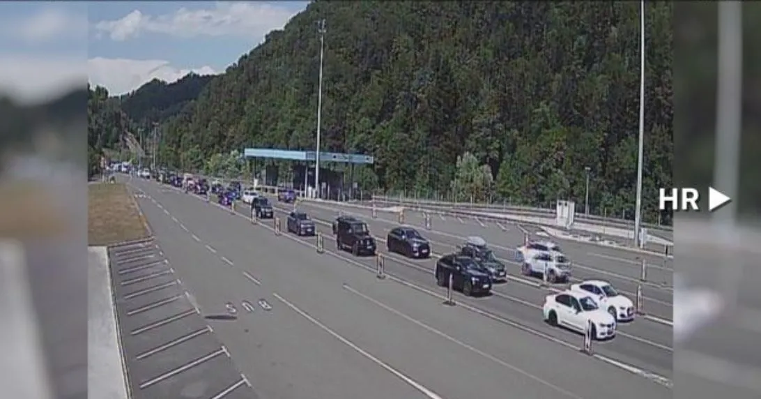 Ogromne gužve na autocestama iu Hrvatskoj, vozi se u kolonama. Na granicama višesatna čekanja - najgore na Bajakovu