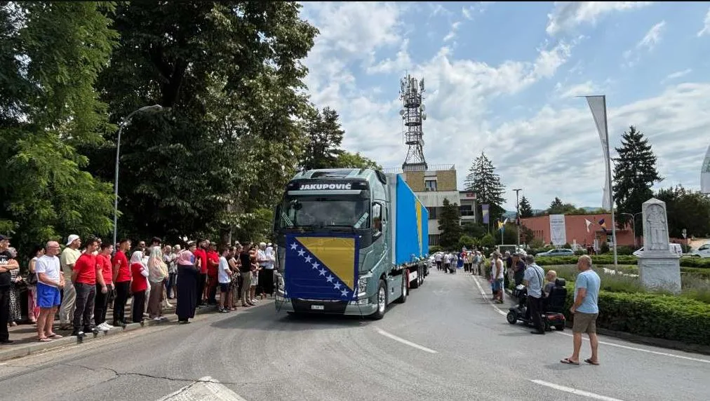 Kolona s posmrtnim ostacima iz Sanskog Mosta krenula ka Kozarcu: Zamira nakon 33 godna pronašla kosti brata Azmira, majka ga nije dočekala