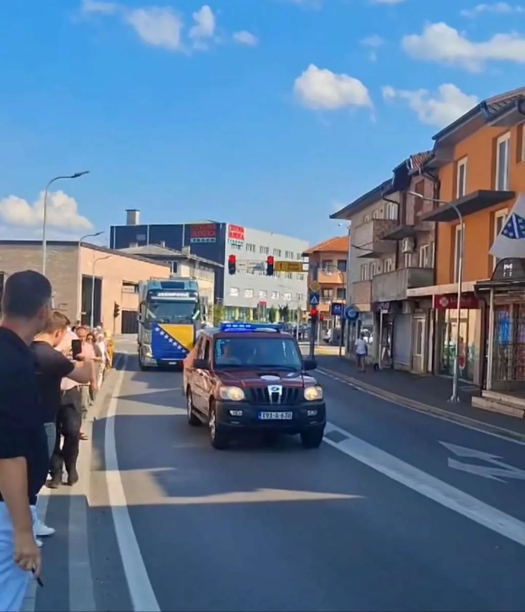 Bosanska Krupa ispratila posmrtne ostatke pet žrtava prijedorskog genocida na putu prema Kamičanima
