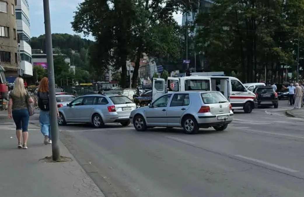 Sudar automobila i električnog romobila u centru Sarajeva, jedna osoba povrijeđena