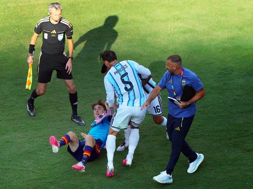Soccer Football - FIFA World Cup 2026 - Final - Spain v Argentina - New York/New Jersey Stadium, East Rutherford, New Jersey, U.S. - July 19, 2026 Argentina's Leandro Paredes clashes with Spain's Gavi after the match as Spain wins the World Cup REUTERS/Mi