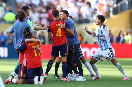Soccer Football - FIFA World Cup 2026 - Final - Spain v Argentina - New York/New Jersey Stadium, East Rutherford, New Jersey, U.S. - July 19, 2026 Spain's Eric Garcia is held back by Argentina coach Lionel Scaloni after he clashes with Argentina's Leandro