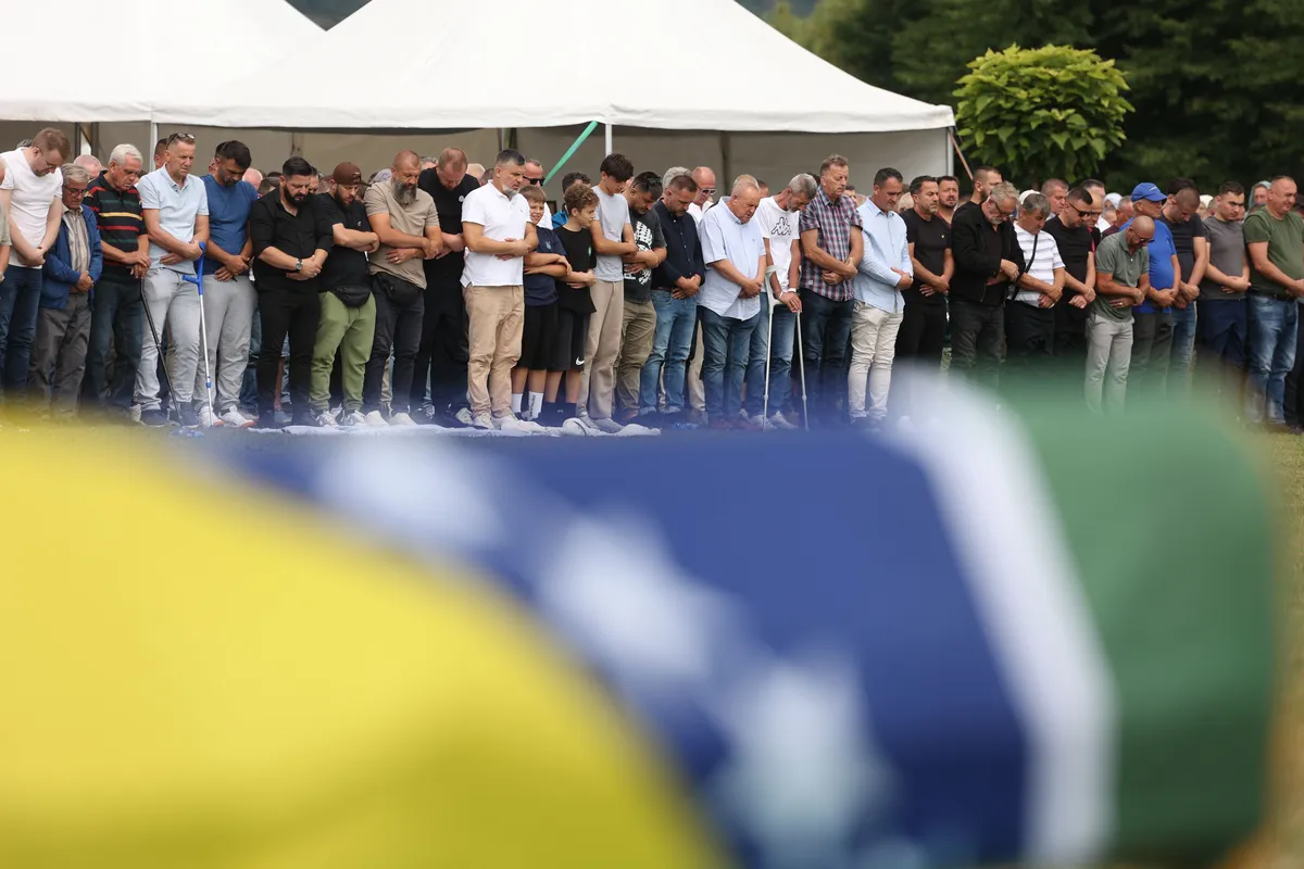 Bijeli nišani kao opomena - U Kozarcu klanjana dženaza za pet žrtava ubijenih 1992. godine (VIDEO)