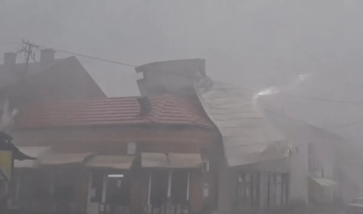 Superćelijska oluja stigla u BiH: Vjetar nosi krovove, grad veličine oraha, pokrenuti i odroni...