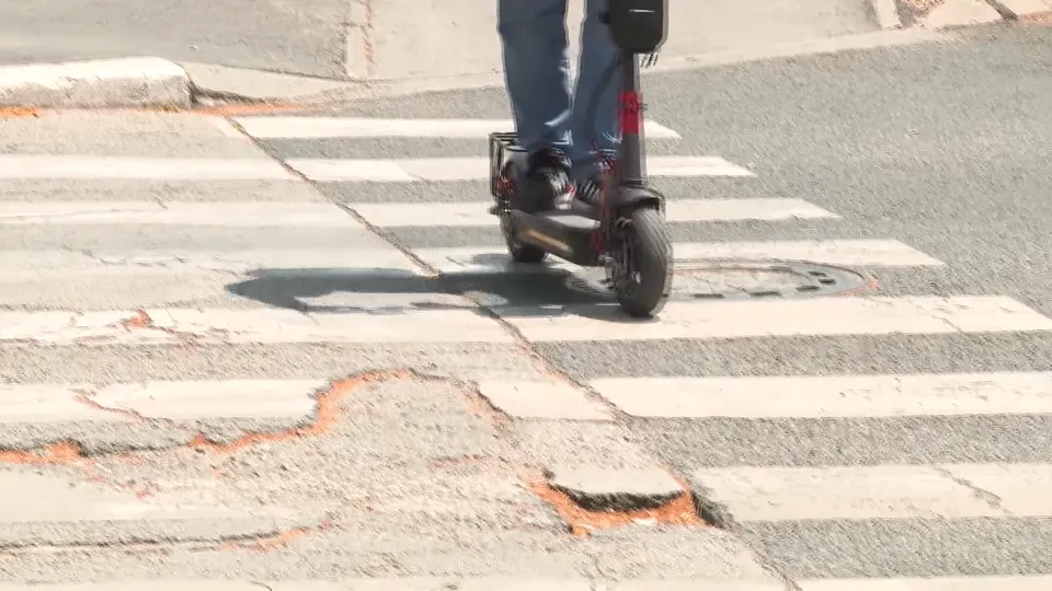 Tragedija pokrenula pitanje regulisanja upravljanja električnim romobilom u saobraćaju: Građani traže jasna pravila i strožije kazne