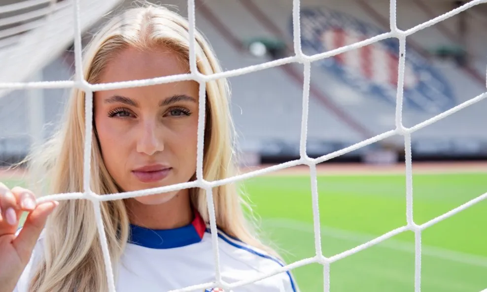 Hajduk doveo najljepšu fudbalerku svijeta, muški dio publike na Poljudu oduševljen (VIDEO)
