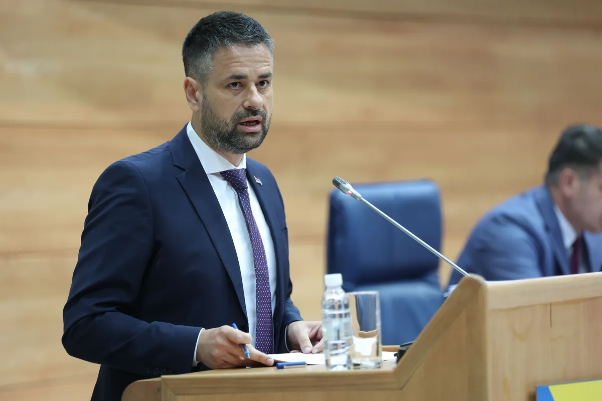 Predstavnički dom BiH traži istragu protiv Srđana Amidžića: Sumnjaju na zloupotrebu položaja zbog kašnjenja budžeta