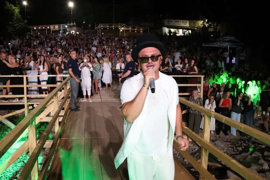 Mostarsko ljeto: Tropico Band održao koncert za pamćenje na platou ispod Starog mosta