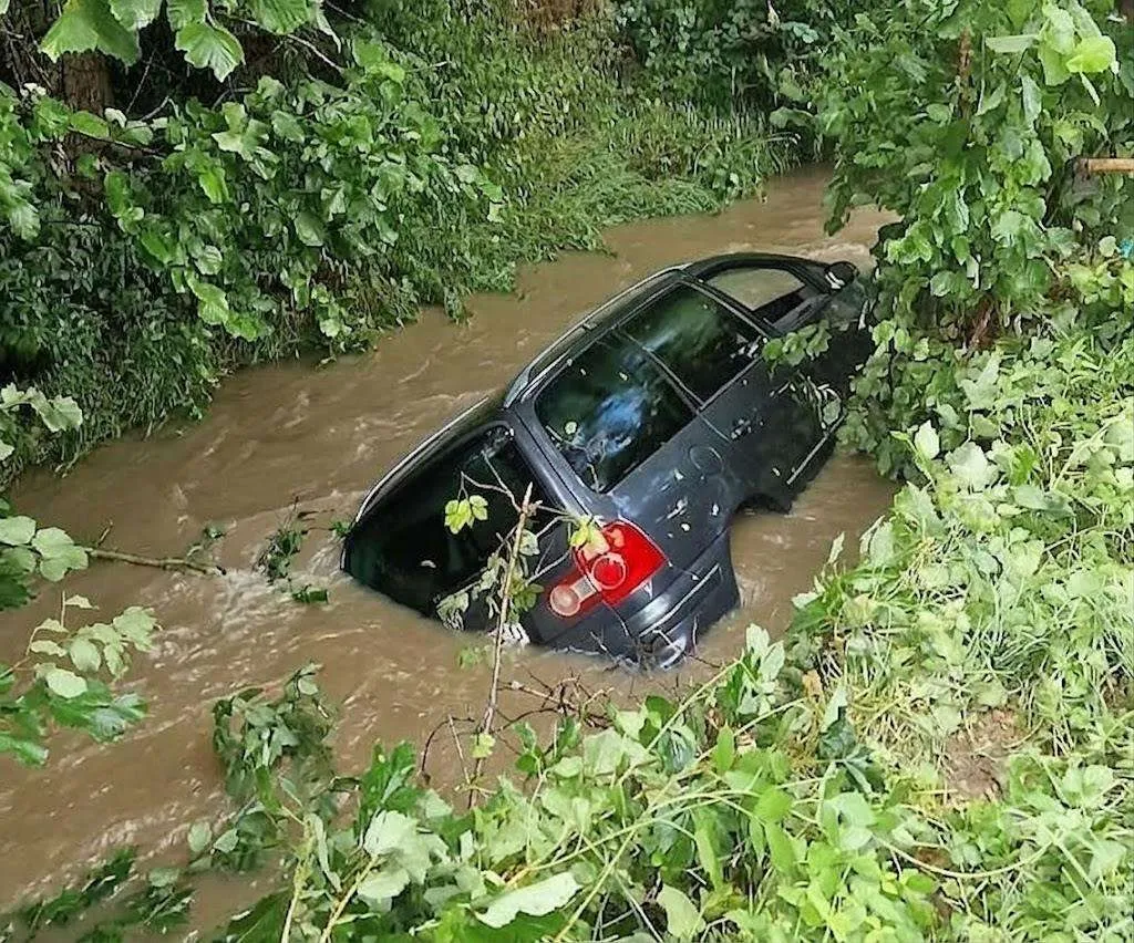 Automobilom sletio u rijeku Kreševčicu, život mu spasili policijski službenici