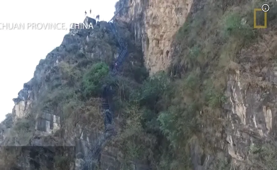 Selo u kojem su se djeca 800 metara penjala uz liticu ljestvama od pruća da bi stigla u školu