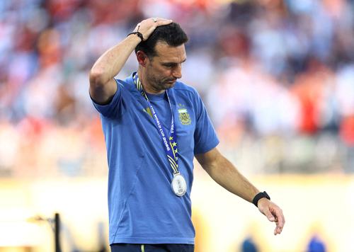 Soccer Football - FIFA World Cup 2026 - Final - Spain v Argentina - New York/New Jersey Stadium, East Rutherford, New Jersey, U.S. - July 19, 2026 Argentina coach Lionel Scaloni wears his runners up medal during the trophy presentation REUTERS/Hannah Mcka