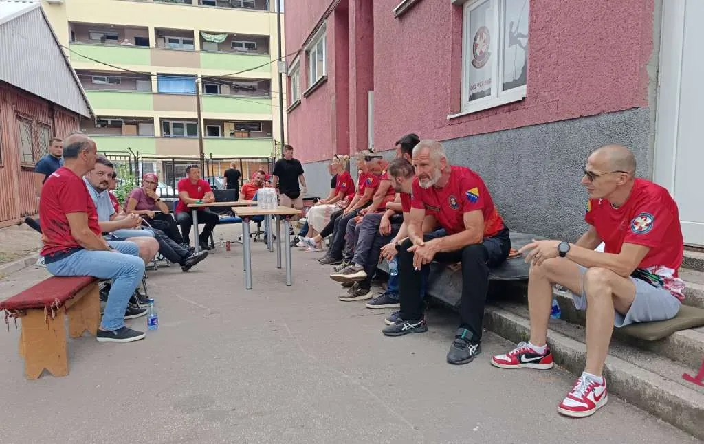 Članovi GSS-a Zenica ispred svoje stanice u tišini čekaju vijesti iz Ruske Federacije