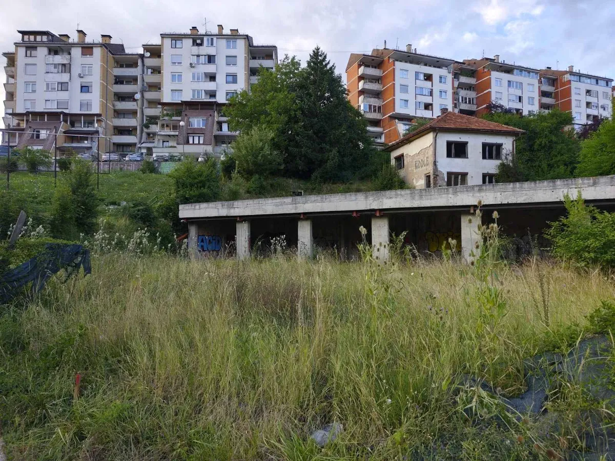 "Prerezali cijevi vrelovoda zbog ćevabdžinice": Mještani Vogošće traže hitnu obustavu radova u roku od 48 sati ili blokiraju ulicu