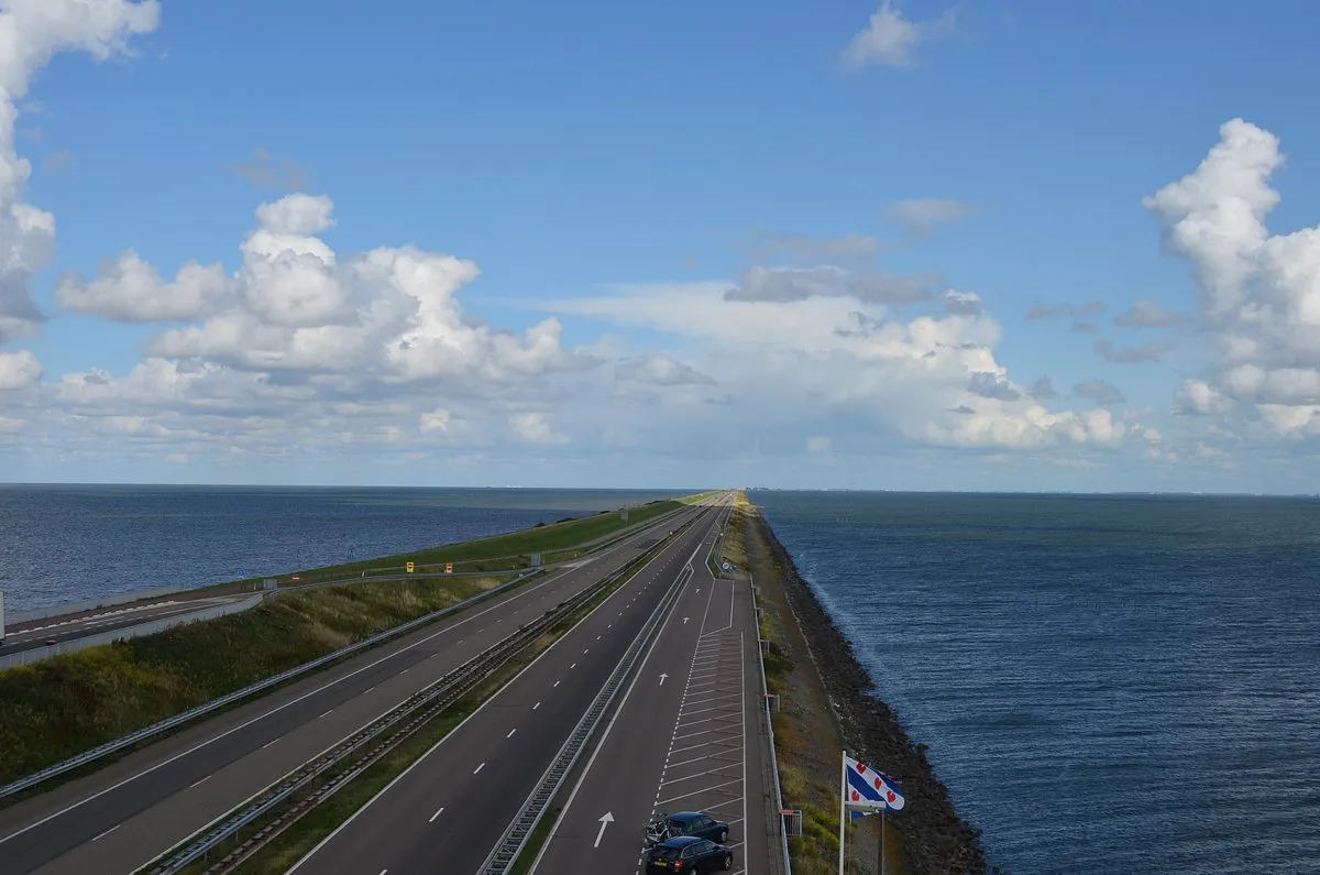 Zatvorili su more nasipom dugim 32 kilometra, slana voda se pretvorila u slatku, a na dnu bivšeg zaliva sada živi više od 400.000 ljudi