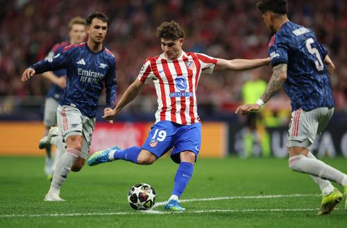 Soccer Football - UEFA Champions League - Semi Final - First Leg - Atletico Madrid v Arsenal - Riyadh Air Metropolitano, Madrid, Spain - April 29, 2026 Atletico Madrid's Julian Alvarez shoots at goal REUTERS/Isabel Infantes
