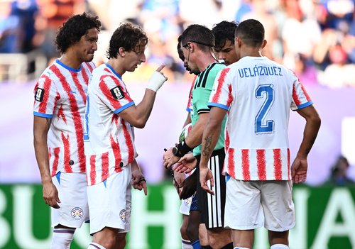 Soccer Football - FIFA World Cup 2026 - Round of 16 - Paraguay v France - Philadelphia Stadium, Philadelphia, Pennsylvania, U.S. - July 4, 2026 Paraguay's Matias Galarza remonstrates with referee Ilgiz Tantashev after France are awarded a penalty kick REU