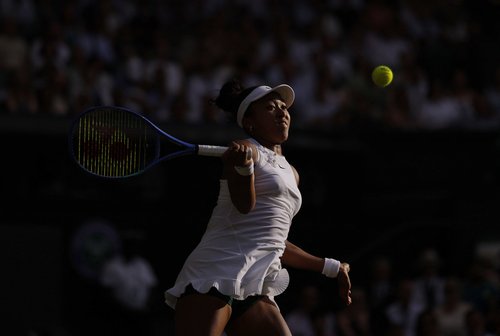 Tennis - Wimbledon - All England Lawn Tennis and Croquet Club, London, Britain - July 5, 2026 Japan's Naomi Osaka in action during her fourth round match against Belarus' Aryna Sabalenka REUTERS/Andrew Couldridge