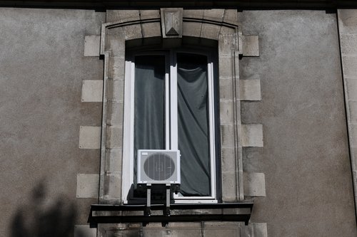 An Air conditioning unit is seen at a window of an apartment building as temperatures rise in Nantes, during a heatwave affecting a majority of the country, France, June 25, 2026. REUTERS/Stephane Mahe