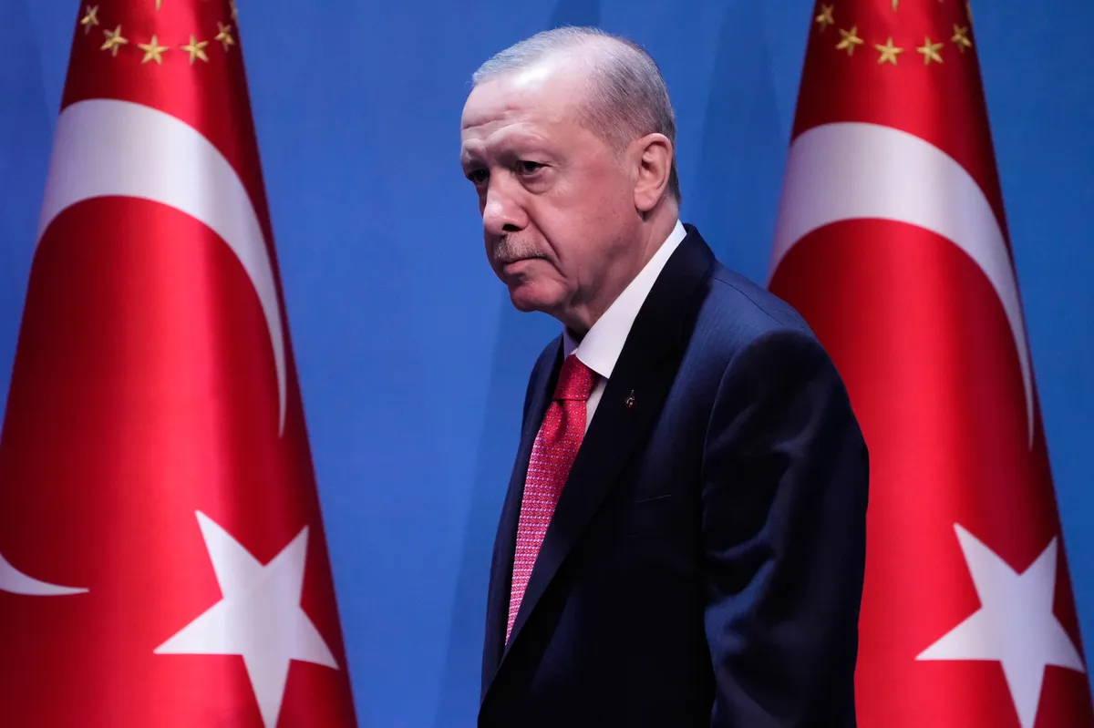 Erdogan učesnicima NATO samita poklonio revolvere s njihovim imenima, Keir Starmer ga morao ostaviti u Turskoj