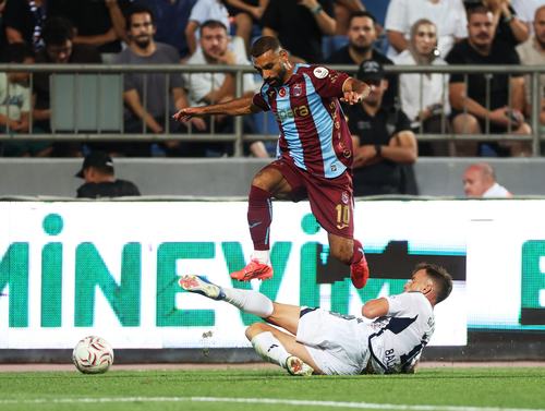 Soccer Football - Super Lig - Kasimpasa v Trabzonspor - Recep Tayyip Erdogan Stadium, Istanbul, Turkey - August 15, 2026 Trabzonspor's Mohamed Salah in action with Kasimpasa's Andri Baldursson REUTERS/Umit Bektas