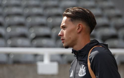 Soccer Football - Premier League - Newcastle United v Liverpool - St James' Park, Newcastle, Britain - August 23, 2026 Newcastle United's Amar Dedic Dedić arrives at the stadium ahead of the match REUTERS/Scott Heppell