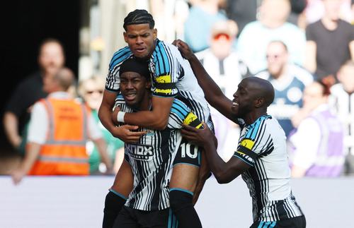 Soccer Football - Premier League - Newcastle United v Liverpool - St James' Park, Newcastle, Britain - August 23, 2026 Newcastle United's Anthony Elanga celebrates scoring their first goal with William Osula and Yoane Wissa REUTERS/Scott Heppell EDITORIAL