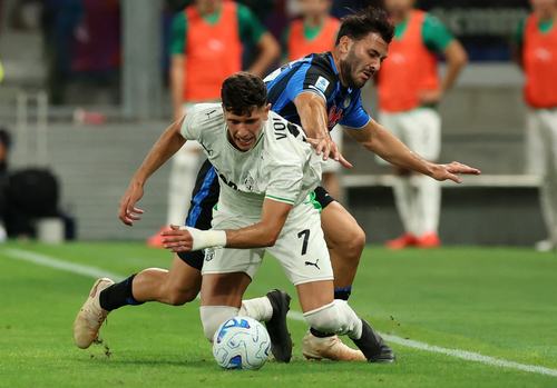 Soccer Football - Serie A - Atalanta v U.S. Sassuolo - New Balance Arena, Bergamo, Italy - August 23, 2026 U.S. Sassuolo's Cristian Volpato in action with Atalanta's Sead Kolasinac REUTERS/Ciro De Luca