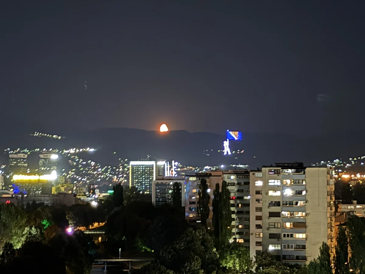 FOTO/VIDEO Show dronova zasjao iznad Sarajeva: Na nebu 'zaigrali' Edin Džeko, Vučko, zastava BiH...