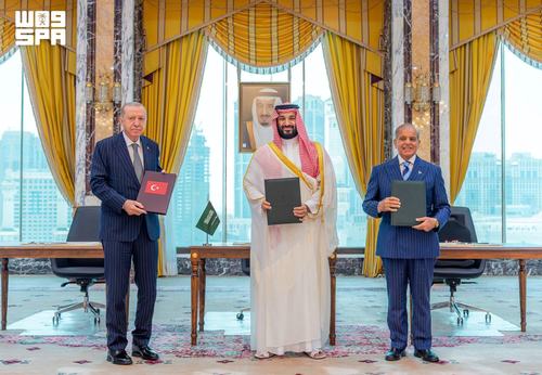 Turkish President Tayyip Erdogan, Saudi Crown Prince Mohammed bin Salman, and Pakistan's Prime Minister Shehbaz Sharif pose after signing a joint defence agreement in Mecca