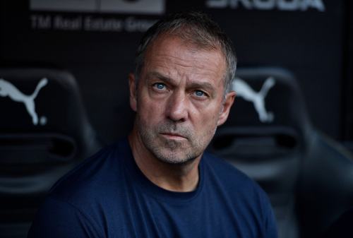 Soccer Football - LaLiga - Valencia v FC Barcelona - Estadio de Mestalla, Valencia, Spain - September 6, 2026 FC Barcelona coach Hansi Flick sits on the bench before the match REUTERS/Pablo Morano