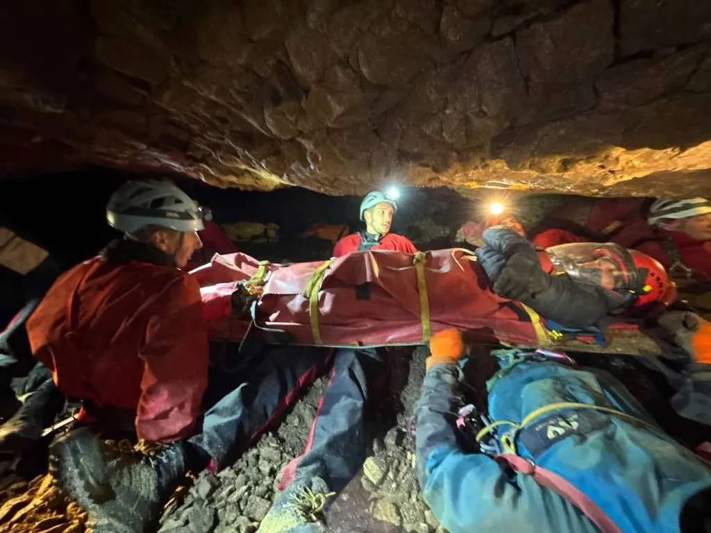 Italian speleologist rescued from deep cave near Nevesinje following leg injury