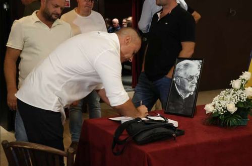 Komemoracija povodom smrti Emira Balića, legendarnog skakača, počasnog predsjednika Kluba skakača "Mostari" održana je u ponedjeljak u Narodnom pozorištu Mostar.