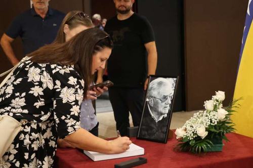Komemoracija povodom smrti Emira Balića, legendarnog skakača, počasnog predsjednika Kluba skakača "Mostari" održana je u ponedjeljak u Narodnom pozorištu Mostar.