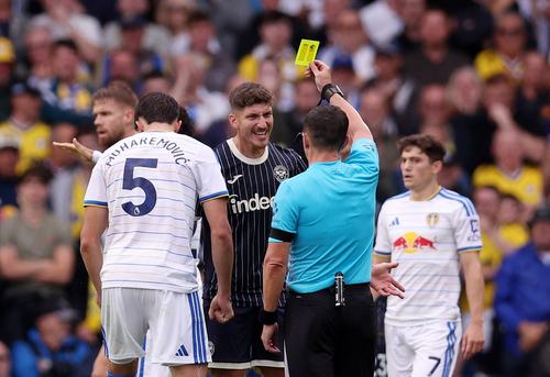 Soccer Football - Premier League - Leeds United v Brentford - Elland Road, Leeds, Britain - August 30, 2026 Brentford's Vitaly Janelt is shown a yellow card by referee Tony Harrington REUTERS/Chris Radburn EDITORIAL USE ONLY. NO USE WITH UNAUTHORIZED AUDI