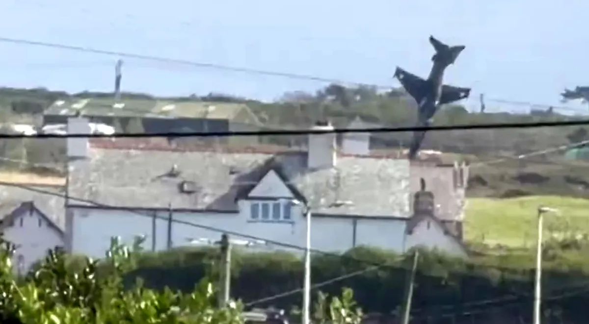 Vojni avion Hawk T2 srušio se u Walesu, piloti se katapultirali
