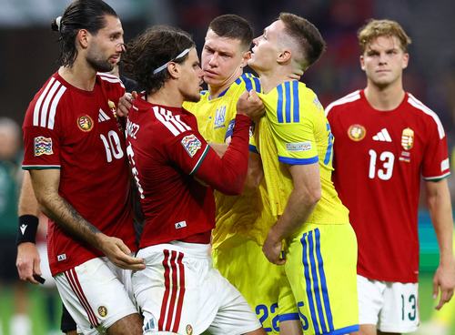 Soccer Football - Nations League - Group F - Hungary v Ukraine - Puskas Arena, Budapest, Hungary - September 25, 2026 Ukraine's Mykola Matviyenko and Viktor Tsygankov clash with Hungary's Milos Kerkez and Dominik Szoboszlai REUTERS/Bernadett Szabo TPX
