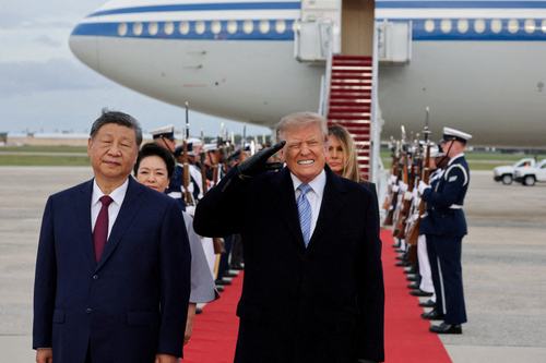 Donald Trump i Xi Jinping na aerodromu