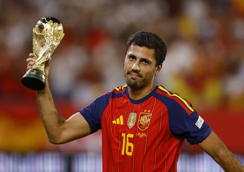 Soccer Football - UEFA Nations League - Group A3 - Spain v Croatia - Ramon Sanchez Pizjuan, Seville, Spain - September 29, 2026 Spain's Rodri holds the World Cup trophy to celebrate with fans before the match REUTERS/Marcelo Del Pozo
