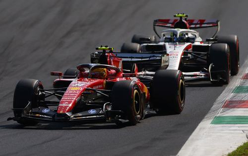 Formula One F1 - Italian Grand Prix - Autodromo Nazionale Monza, Monza, Italy - September 6, 2026 Ferrari's Lewis Hamilton and Haas' Oliver Bearman in action during the race REUTERS/Claudia Greco