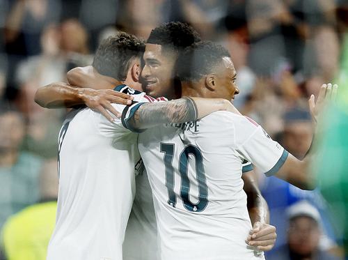 Soccer Football - UEFA Champions League - Real Madrid v Inter Milan - Estadio Bernabeu, Madrid, Spain - September 8, 2026 Real Madrid's Federico Valverde celebrates scoring their second goal with Jude Bellingham and Kylian Mbappe REUTERS/Violeta Santos Mo