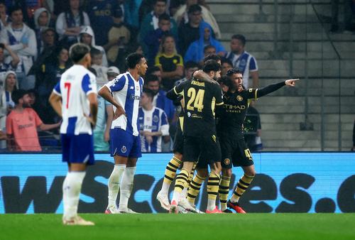 Soccer Football - UEFA Champions League - FC Porto v Manchester City - Estadio do Dragao, Porto, Portugal - September 8, 2026 Manchester City's Enzo Fernandez celebrates with teammates after Erling Haaland scores their first goal REUTERS/Pedro Nunes