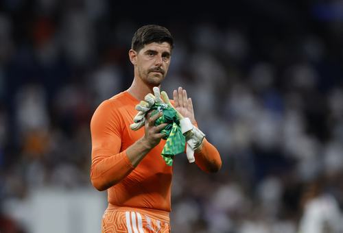 Soccer Football - UEFA Champions League - Real Madrid v Inter Milan - Estadio Bernabeu, Madrid, Spain - September 8, 2026 Real Madrid's Thibaut Courtois applauds fans after the match REUTERS/Violeta Santos Moura