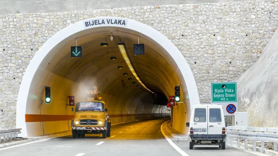 Zbog redovnog servisiranja tunela 1. mart na A-1, saobraćaj dvosmjeran suprotnom stranom autoceste