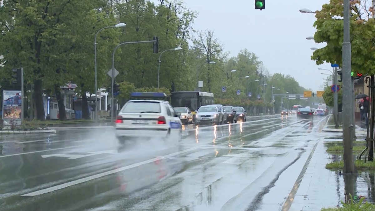 Upozorenje vozačima: Mokar i mjestimično klizav kolovoz u većem dijelu BiH - oprezno vozite
