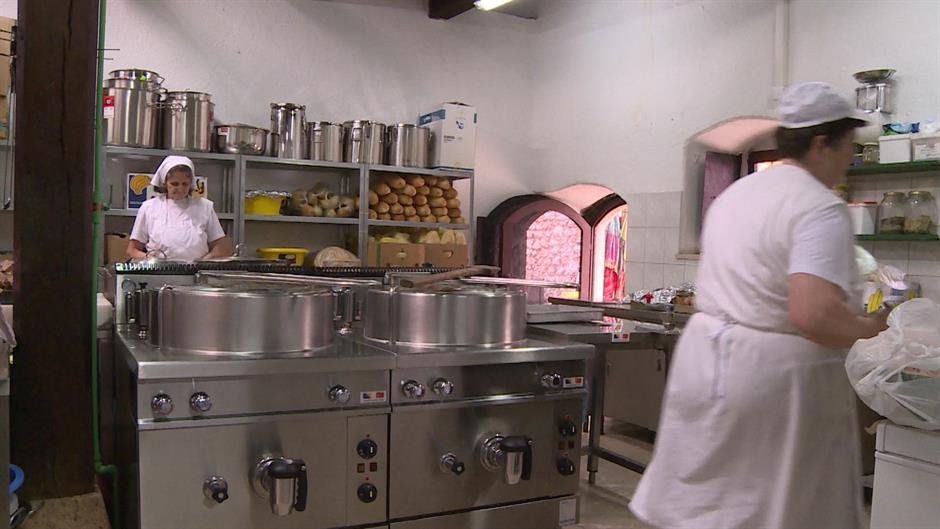 Glad u BiH raste, javne kuhinje preopterećene: "Ljudi se javljaju i za 50 KM da plate režije"