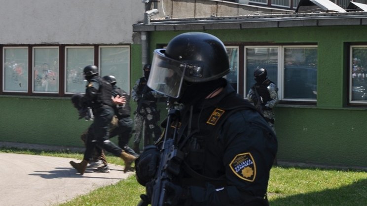 Akcija policije u Brezi: U pretresu kuće pronađeni droga, puška ručne izrade i vaga