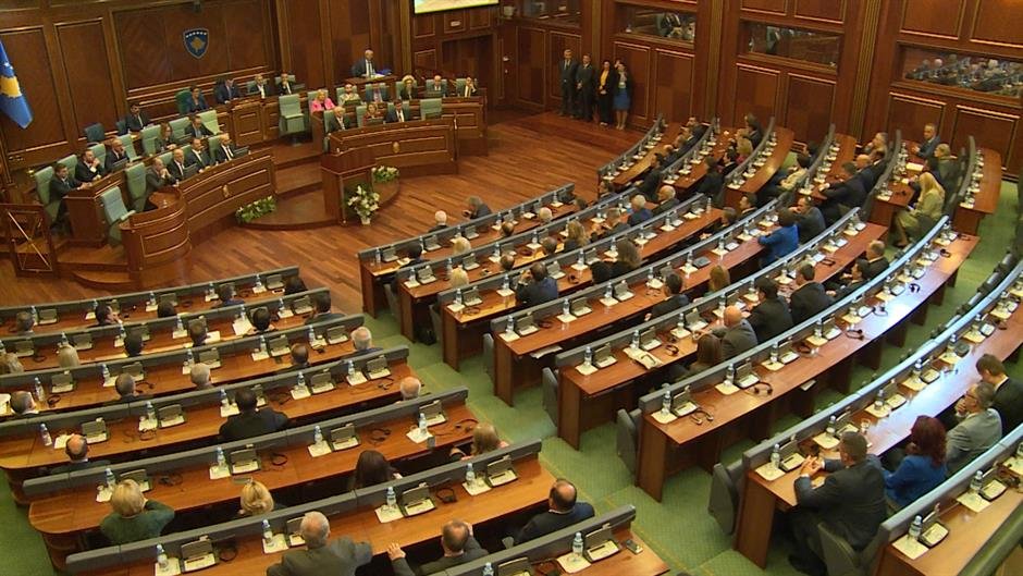 Incident u Skupštini Kosova: Poslanica gađala Kurtija jajima (VIDEO)