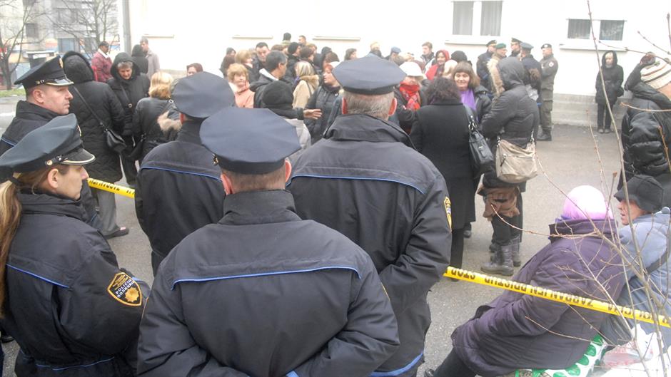 102 radnici Aide ispred vlade