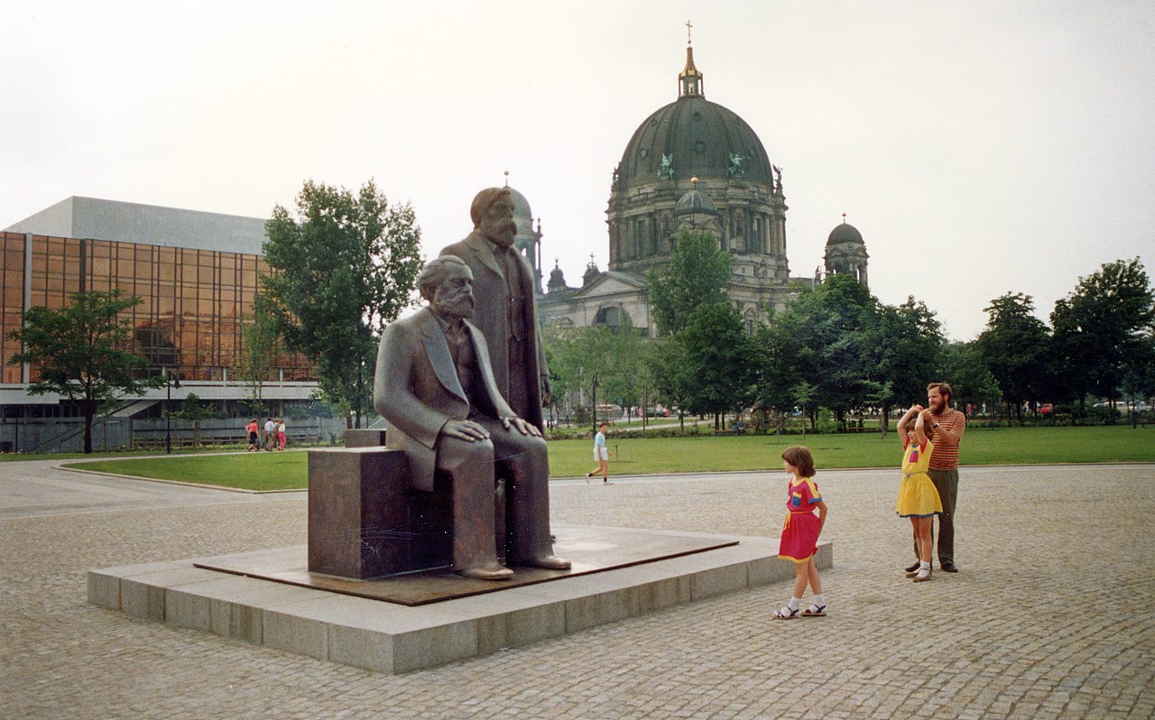 1280px-Marx-engels-forum-1986
