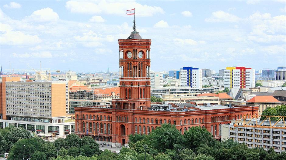 1280px-Rotes_Rathaus